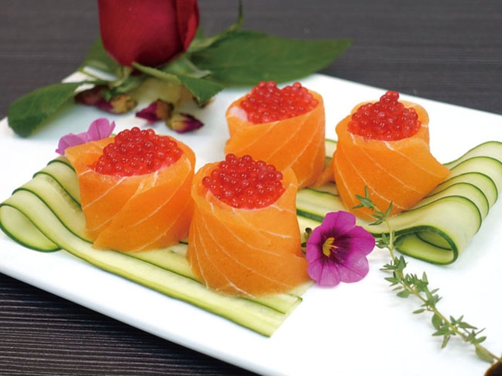 玫瑰花汁蘆筍三文魚壽司